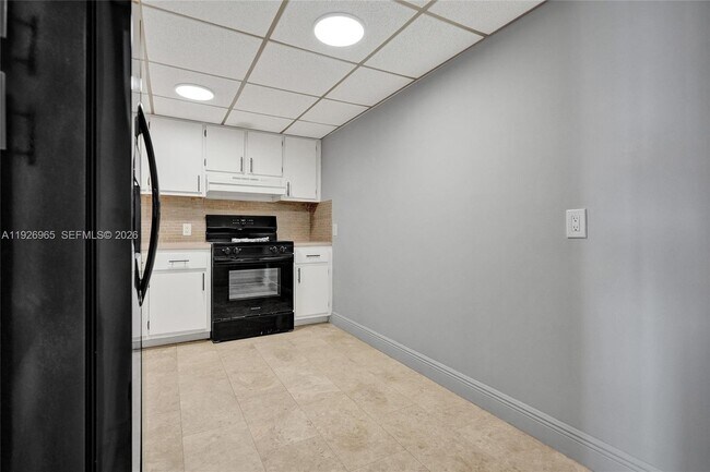 Building Photo - 100 Bayview Dr