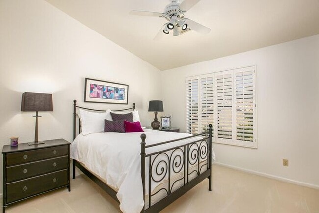 Building Photo - 5 bed 3 bath, 3500 sft in Tempe with pool