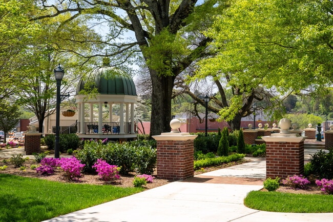 Building Photo - 631 NE Bellingham Dr