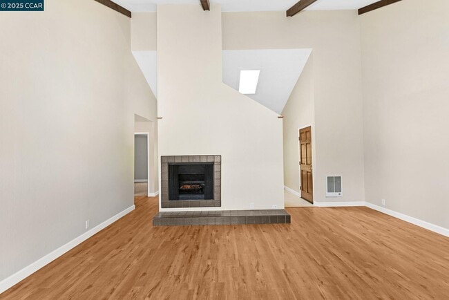 Building Photo - 2075 Ascot Dr
