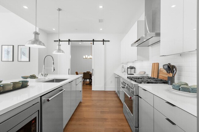 Building Photo - Premier Penthouse Suite at Seven 88 West Midtown-