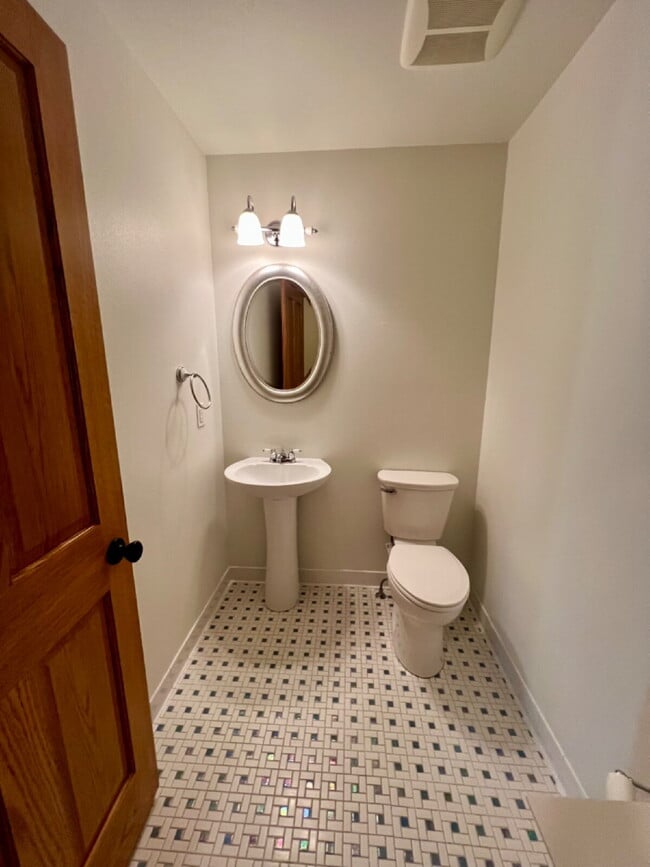 Building Photo - Charming Three Bedroom Home!