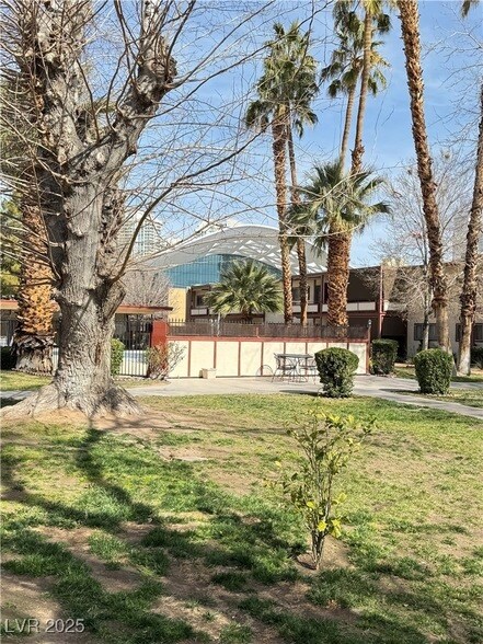 Building Photo - 350 E Desert Inn Rd