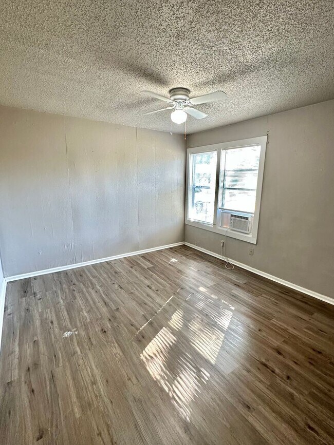 Building Photo - NOW AVAILABLE - 3 Bedroom Home + Fenced Ba...