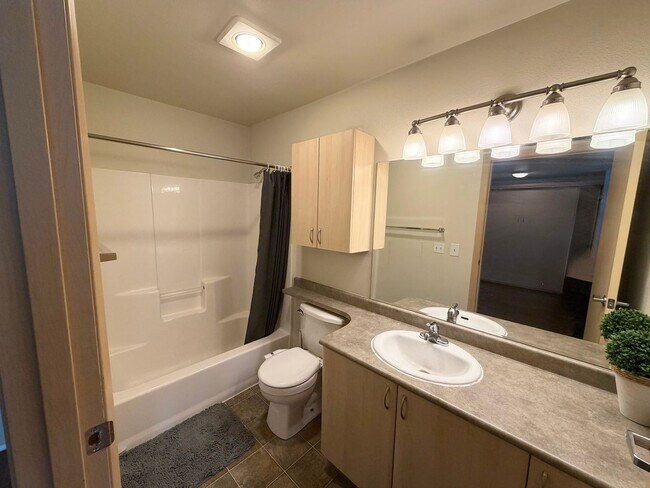 Building Photo - Bright Studio in Queen Anne!