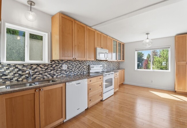 Building Photo - 2bd/1ba Kirkland Home