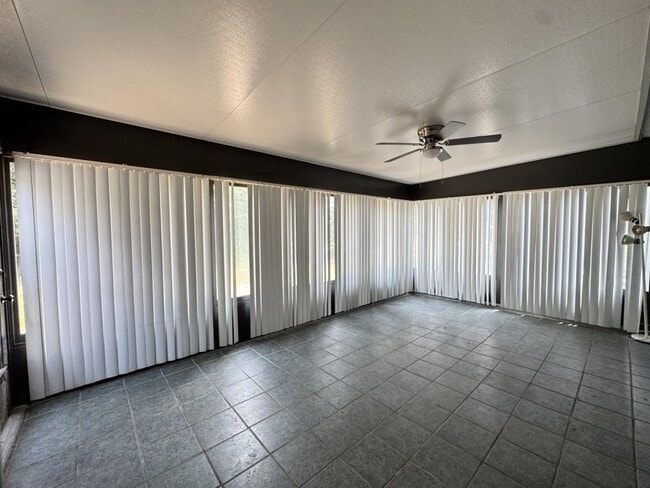 Building Photo - 327 Bonnie Dr
