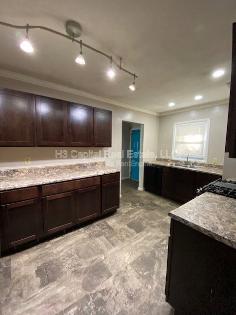 Building Photo - 215 Dogwood Ln