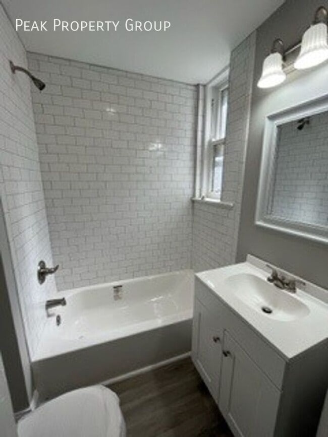 Building Photo - 2560 Woodburn Ave