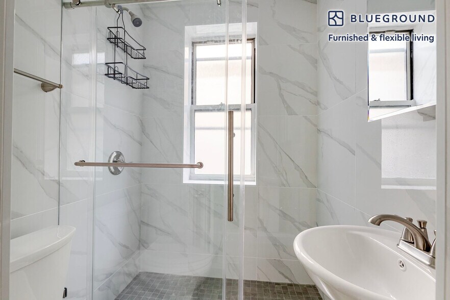 Building Photo - 327 E 10th St