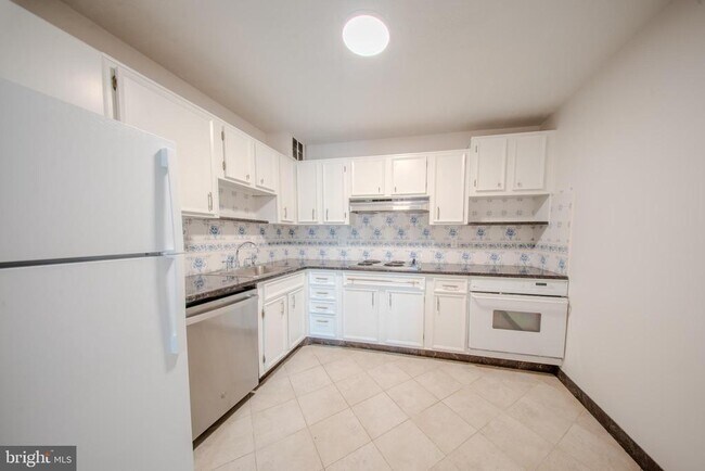 Building Photo - 8370 Greensboro Dr