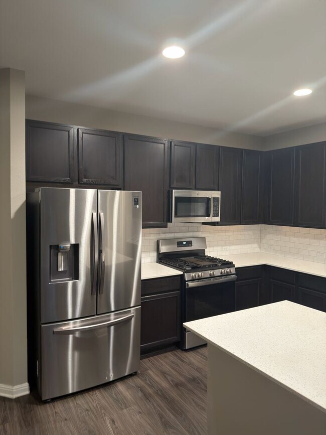 Building Photo - LARGE BEDROOMS!