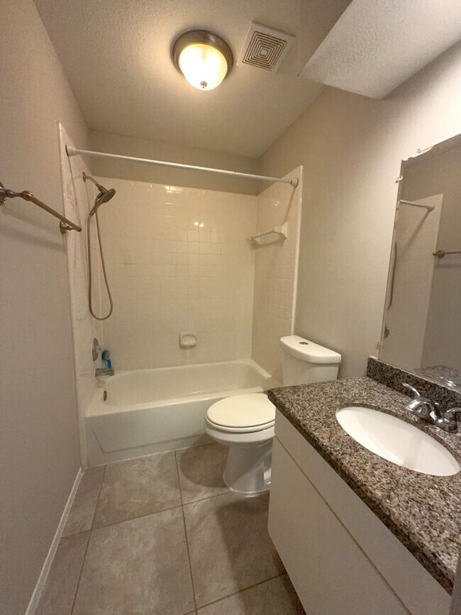 Building Photo - 2106 Lexington Woods Dr