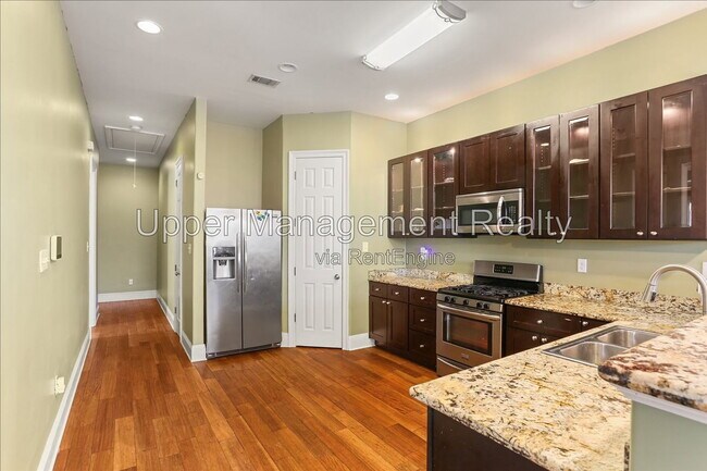 Building Photo - 523 S Hennessey St