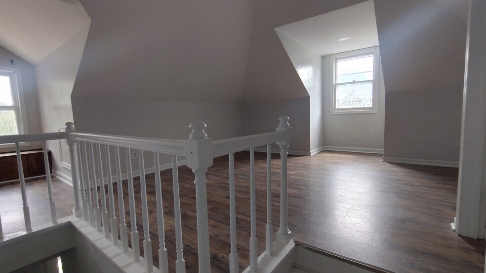 Building Photo - 320 S East St