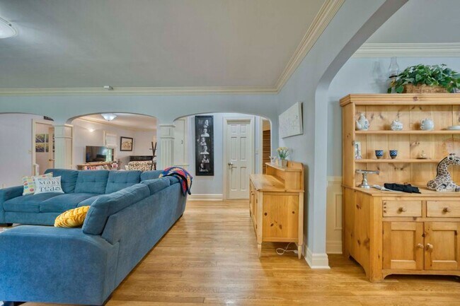 Building Photo - Beautiful 4 bedroom home in University Heights! Don't miss this one!