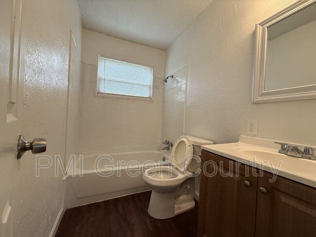 Building Photo - 5926 N Frankfort Ave