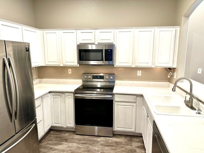 Building Photo - Gorgeous 2 bedroom / 2 bath condo in The E...