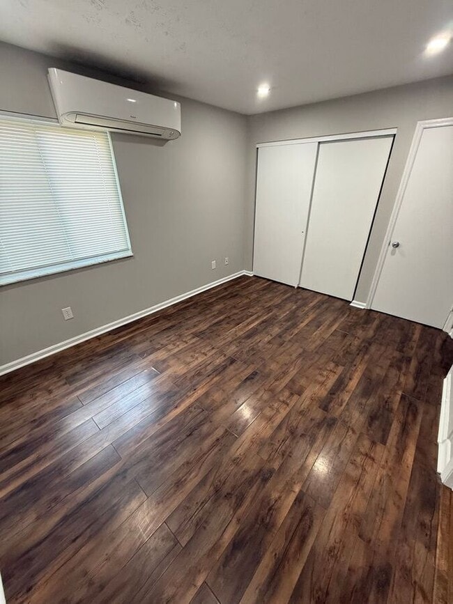 Building Photo - 208 Lakeshore Dr