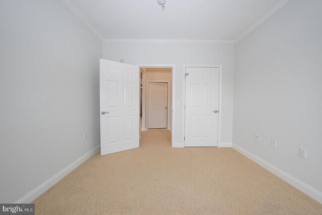 Building Photo - 300 W Elm St