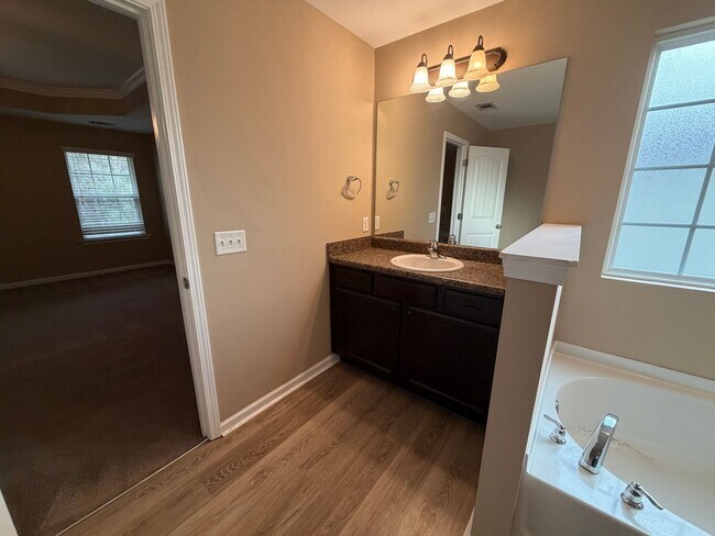 Building Photo - FOR RENT