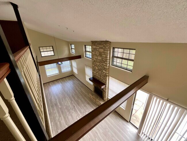 Building Photo - 1411 Hi Cir N