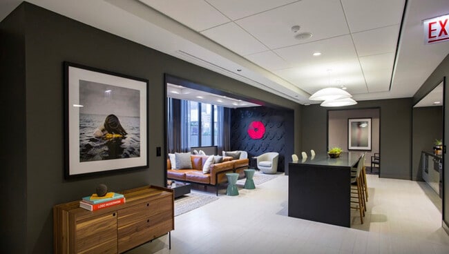 Building Photo - 637 N Wells St