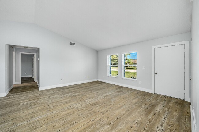 Building Photo - Centrally located 3 bedroom, 2 bathroom single family home