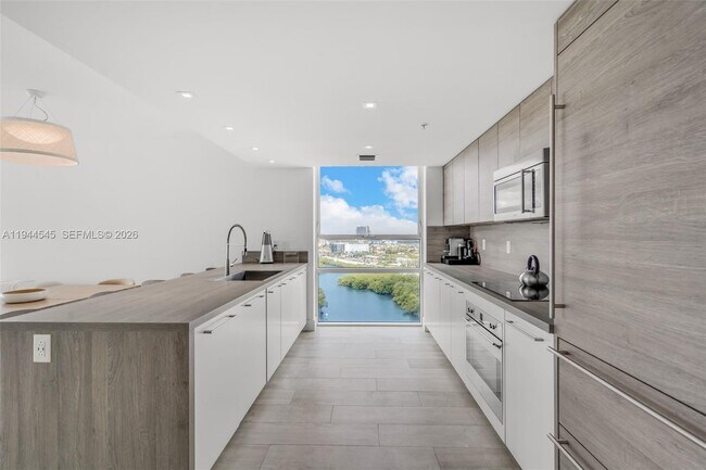 Building Photo - 400 Sunny Isles Blvd