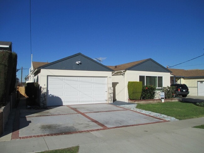 Building Photo - Large North Torrance House. Torrance Schools, Huge yard, 2 car garage hookups **OPEN HOUSE EVERY ...