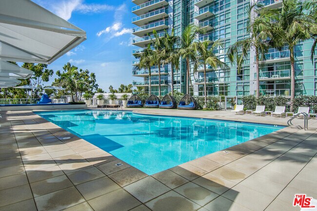 Building Photo - 13700 Marina Pointe Dr