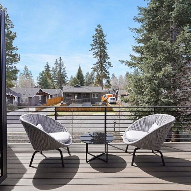 Building Photo - Modern Luxury and Prime Location: Fully Fu...