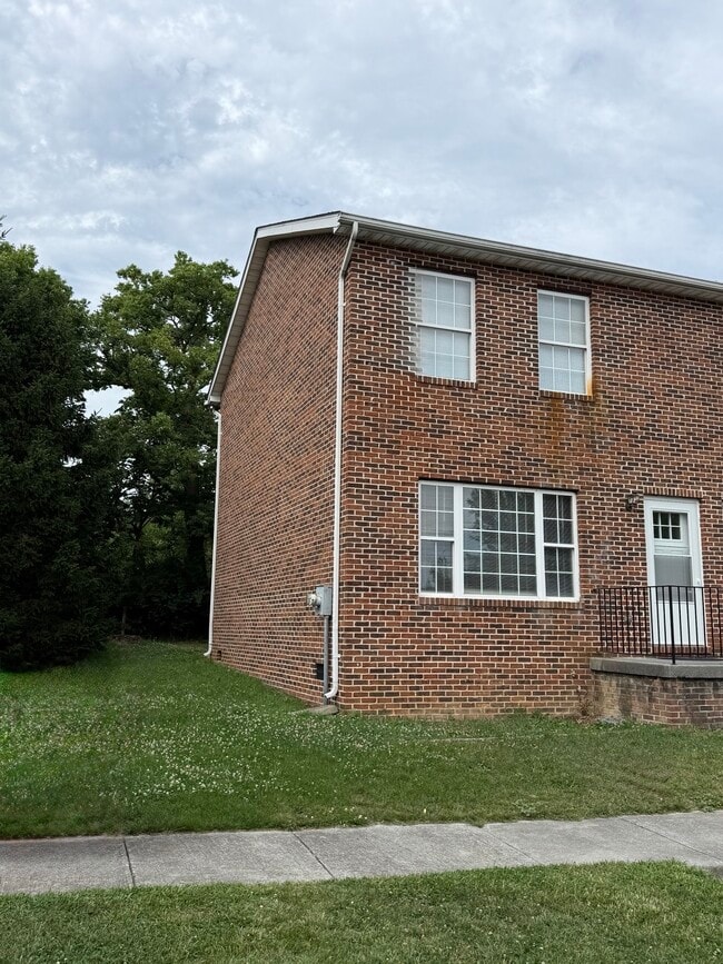 Building Photo - 1014 Bridle Ct