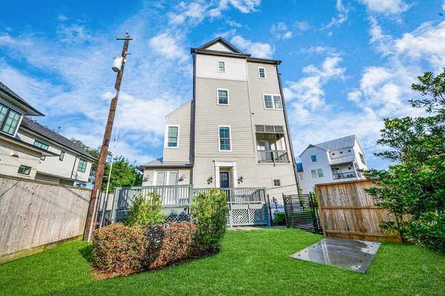 Building Photo - 4005 Woodshire Vlg Ests