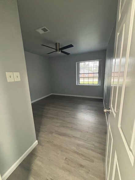 Building Photo - 1212 N Creek Dr