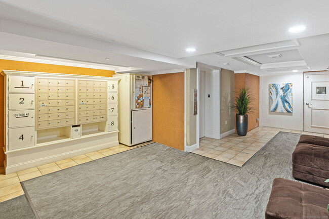 Building Photo - 461 Bank St