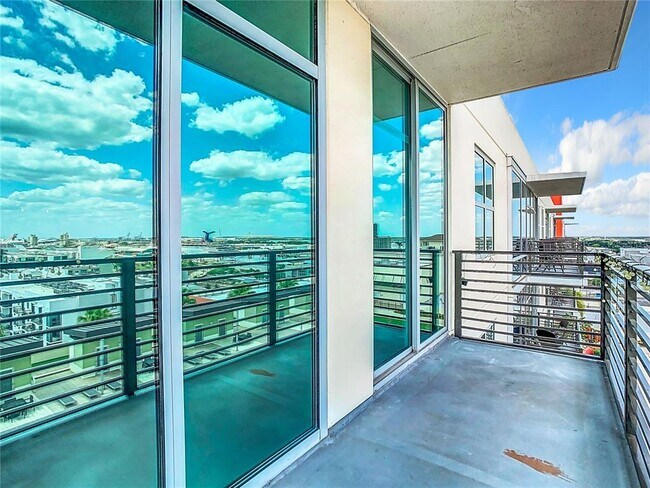 Building Photo - 1208 E Kennedy Blvd