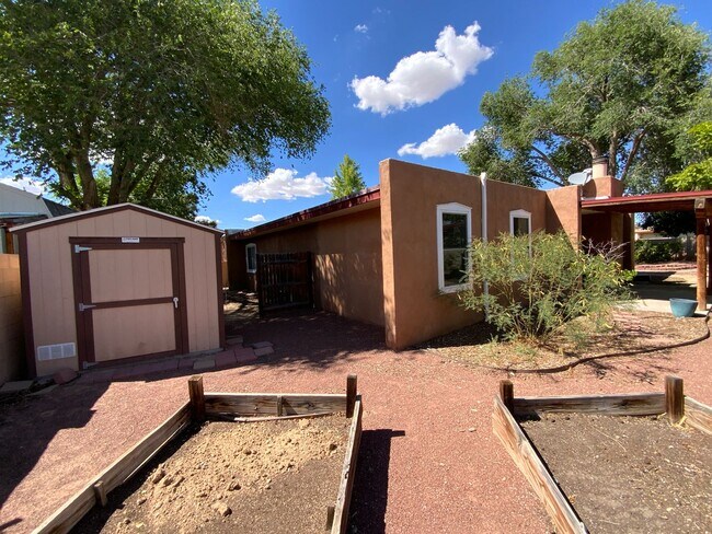 Building Photo - 3 Bedroom Single Story Home Available Near...