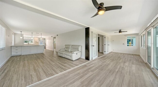 Building Photo - 909 Spanish Dr N