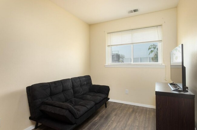 Building Photo - 700 W Bridle Ln