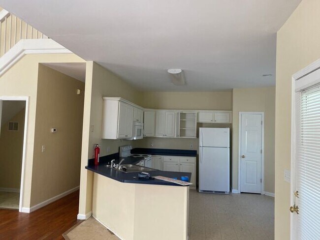Building Photo - Students Welcome! 4BR home, Open layout, l...