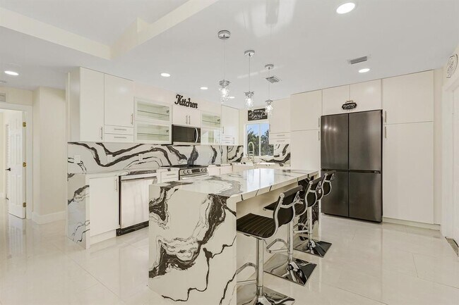 Building Photo - 2320 SW 21st St