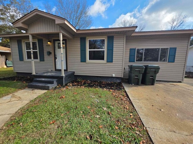 Primary Photo - 1626 Davis St