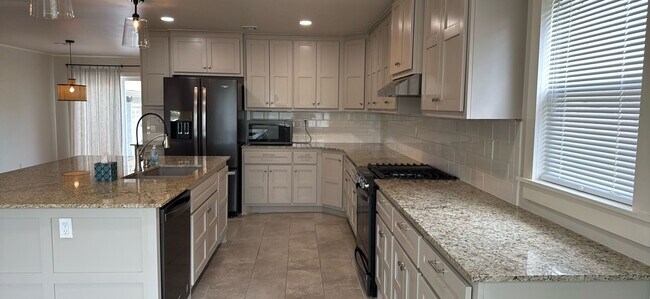 Building Photo - Welcome to your new charming 3-bedroom, 1.5-bath home in Broken Arrow close to Main Street!