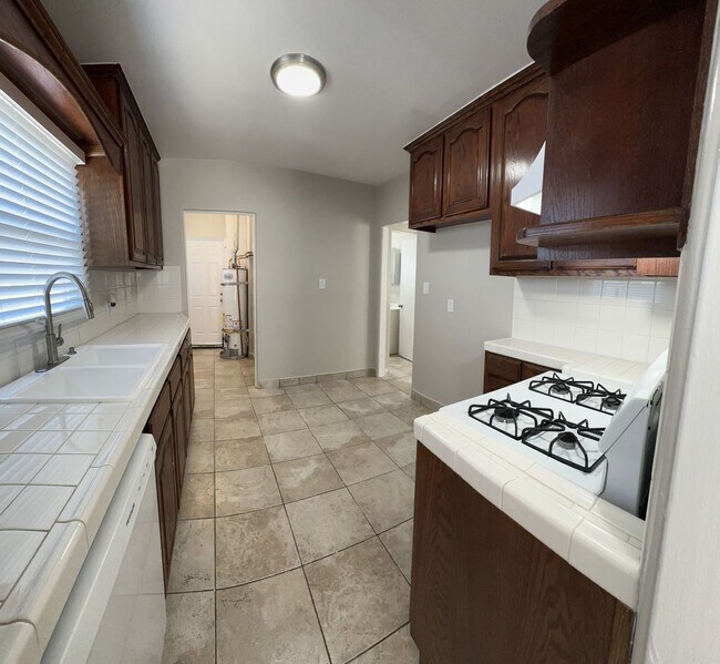 Building Photo - LARGE 1 BEDROOM 1 BATH UPSTAIRS UNIT READY...