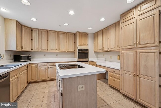 Building Photo - 15831 Glacier Ct