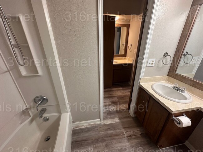 Building Photo - $925 - 2 bedroom 1 bath - Beautiful apartm...