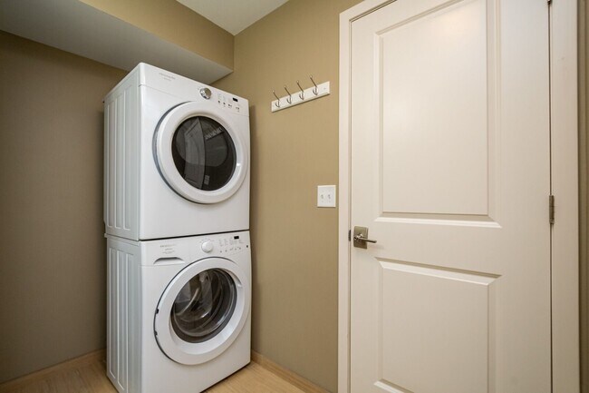 Building Photo - 201 6th St