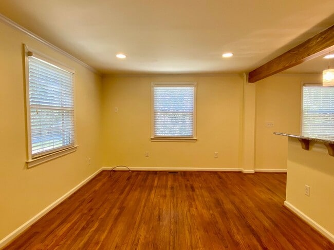 Building Photo - Adorable 2BR 1BA in Five Points - Applicat...