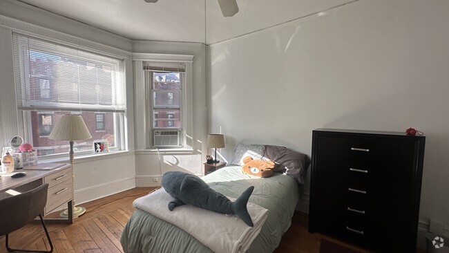 Building Photo - 132 Hemenway St